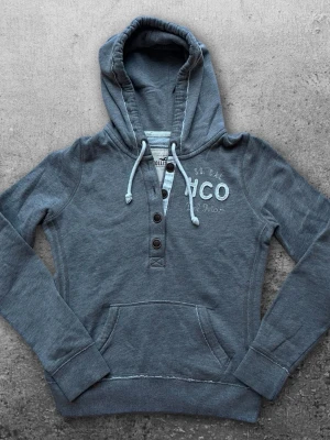 Hollister hoodie S - En fet tröja från hollister i storlek L men passar som S. Färg grå. Mycket bra skick! 😀