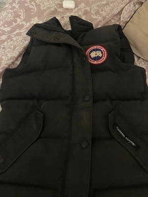 Canada goose väst  - Säljer en Canada goose väst i storlek XS. Säljer pga att den aldrig används 