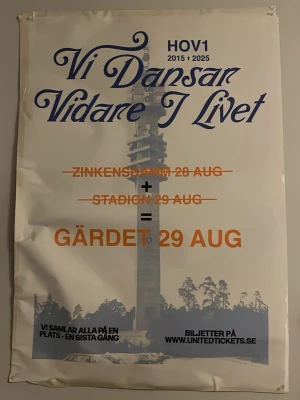 HOV1 Vi Dansar Vidare I Livet affisch - Affisch i vitt papper med blå och orange text, motiv av Kaknästornet och information om HOV1:s spelningar. Snygg design med tydliga datum och platsnamn, perfekt för att pryda väggen för dig som gillar svensk musik och konserter. Mycket eftertraktad av många hov1 fans och går ej att få tag på längre, därav priset men går såklart att diskutera. Hittad i Stockholm några dagar innan konserten! 70 cm bred och 100 cm hög. 