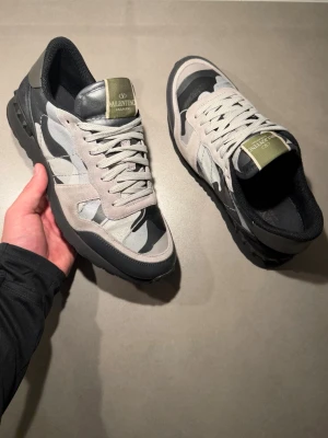 Valentino Rockrunner Skor - ‼️VI TAR INGA BYTEN‼️Valentino ”Rockrunner” Sneakers | Skick: 8,5/10 | Storlek 40 fits 41 | Enbart skorna ingår! | Frakt sker inom 24 timmar efter köp 📦💨 | Hör av dig vid minsta fråga eller fundering 💭