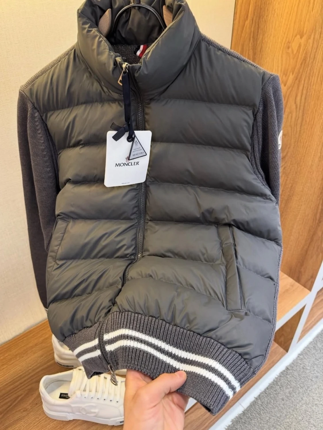 Moncler grå dunväst med stickade ärmar - 2