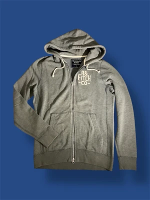 Abercombie & Fitch tröja  - Nu säljer vi en unik abercrombie & Fitch tröja i storlek S. Skicket är otroligt bra. Tveka inte på att höra av dig vid minsta fundering! 🤩