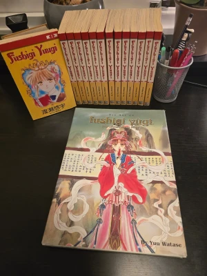Fushigi Yugi manga och artbook - Säljer min samling Fushigi Yuugi manga på svenska och en artbook. Volymer 1-13 & 15 (har aldrig ägt 14). Alla böcker i fint skick