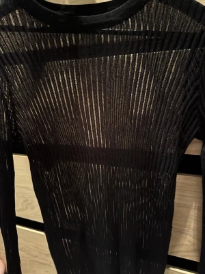 Svart  topp från Zara - Säljer en svart, långärmad topp från Zara, populär från tidigare kollektion!! Knappt använd super fint skick! Dm för fler bilder💖