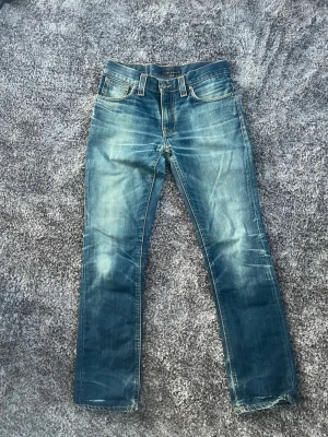 Nudie Jeans Dry - Säljer dessa sjukt snygga och välanvända nudie Thinn Finn Dry jeans med riktig bra fades. Gott skick med inga större defekter. Bara att höra av sig vid frågor!