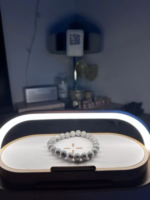 Grått armband - Tja säljer helt nya armband från Bältgallerian. Dem alla är i strechigt material men kan inte streckas ut för långt. Dem passar från 10 år plus. Vid köp av flera blir priset billigare och om du gillar så finns det flera att välja mellan. Säljer både knäcki och vanlig pärlarmband Samt bälten.