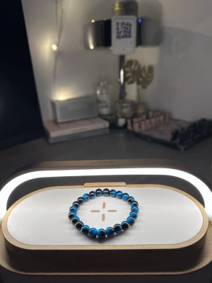 Svart blått armband  - Tja säljer helt nya armband från Bältgallerian. Dem alla är i strechigt material men kan inte streckas ut för långt. Dem passar från 10 år plus. Vid köp av flera blir priset billigare och om du gillar så finns det flera att välja mellan. Säljer både knäcki och vanlig pärlarmband Samt bälten.