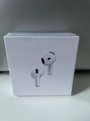 Airpods 4 - Säljer ett par  AirPods 4:e generationen i originalförpackning. Trådlösa in-ear hörlurar i vit färg med stilren och minimalistisk design. Perfekta för musik, samtal och vardagsbruk. Kompatibla med iPhone och andra enheter.