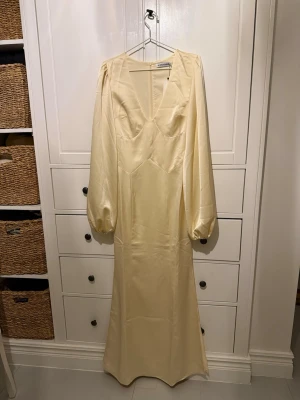 Adoore andora klänning - Så fin klänning som passar perfekt till studentbalen eller niansbal. Även till bröllop eller fest! Storlek 38 passar S-M