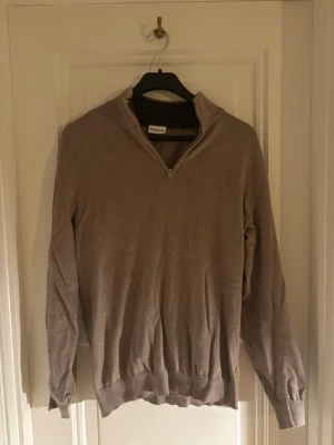 Beige halvzip tröja John Henric - Snygg beige tröja från John Henric med halvzip och ribbade muddar. Tillverkad i mjukt material som känns skönt mot huden. Perfekt för lager på lager och funkar året runt. Enkel och stilren design som passar till det mesta. Tveka inte att höra av dig vid eventuella frågor eller pris! 