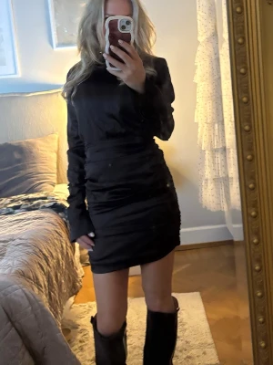Svart satin klänning - Säljer den som en festklänning och för att jag aldrig använder den 