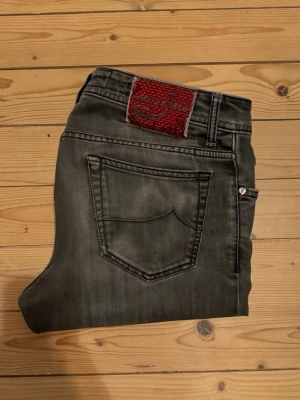 Jacob Cohen 688 - Säljer mina Jacob Cohen jeans då de har blivit lite  tighta för mig. Byxorna är storlek 32 vilket passar mig bra i längden, jag är 188. 