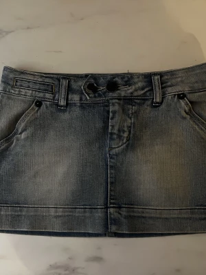 Lågmidjad jeanskjol - Snyggaste lågmidjade jeanskjolen! Färgen på ena knappen är lite bortskavd men annars superfint skick. Mått på sista bilderna🩷