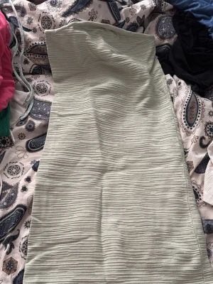 Ljusgrön ribbad klänning  - Trendig ljusgrön klänning  med ribbad struktur. Klänningen  har en rak passform och är tillverkad i ett mjukt material som ger en snygg siluett. 