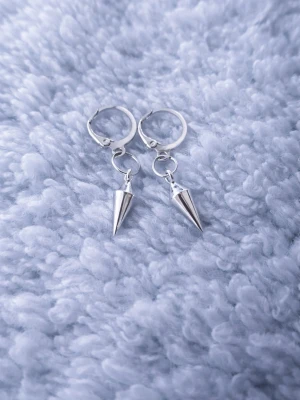 Silvriga hoops med konformade hängen - Säljer ett par stilrena silvriga örhängen med små hoops och konformade hängen. Örhängena har en modern och edgy look, perfekta för att lyfta vilken outfit som helst. 