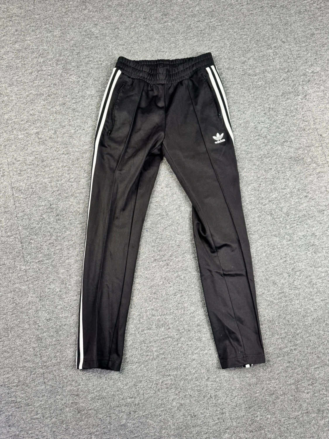 Svarta Adidas mjukisbyxor med vita ränder