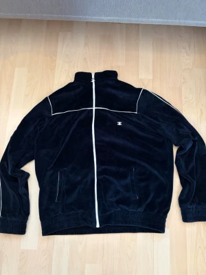 Celine zip sweatshirt - Celine zip sweatshirt, använd men i bra skick, dm vid frågor