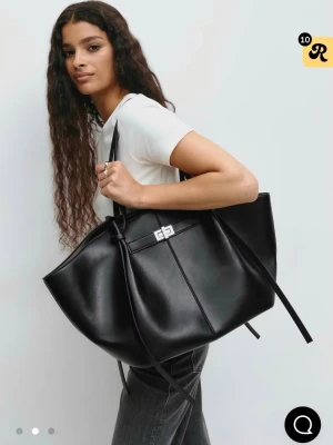 Long strap pu bag från Gina - Säljs då den ej används, skriv för egna bilder! Superfint skick!!❤️ Inga skador eller defekter, köptes för 500kr på Ginas hemsida