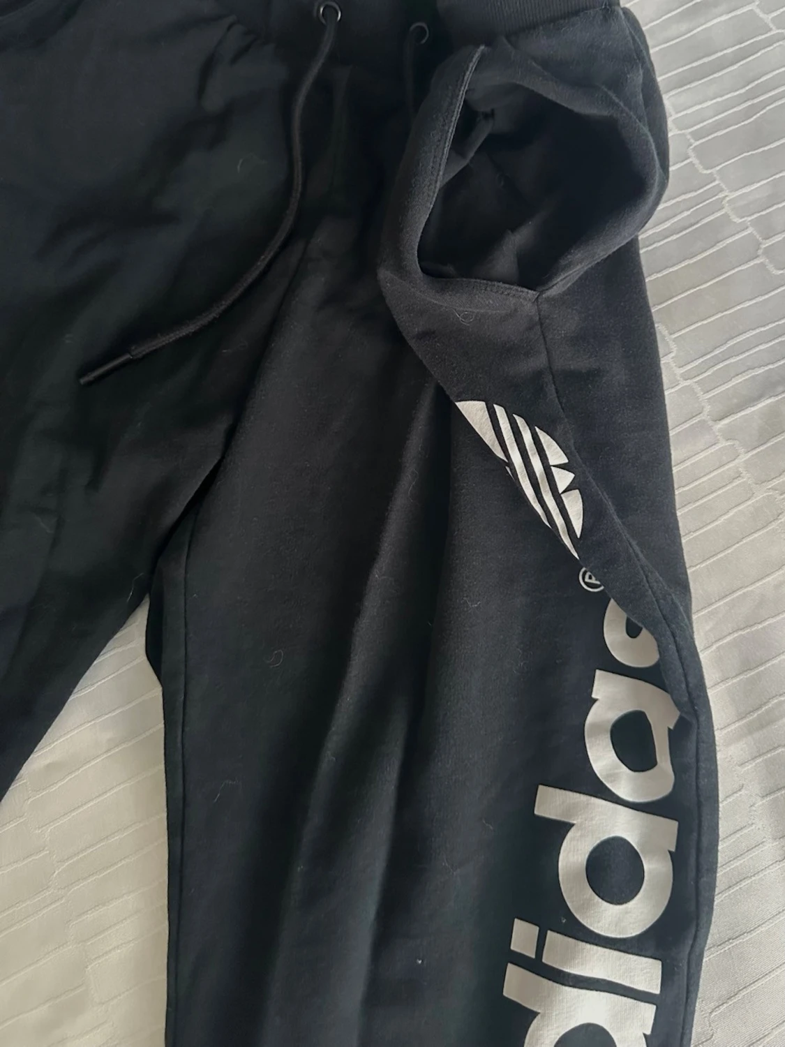 Svarta mjukisbyxor från Adidas S  - 4