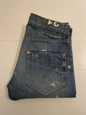 Dondup jeans - Dondup jeans - skick 8/10, fint skick! - storlek w30, passar w29, längd 32 - mycket snygga jeans med slitningar - SLIM FIT