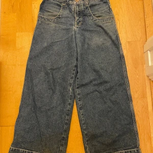 Jnco Twin Cannon - Jnco Twin Cannon i färgen Dark Stone. Storlek 30x30