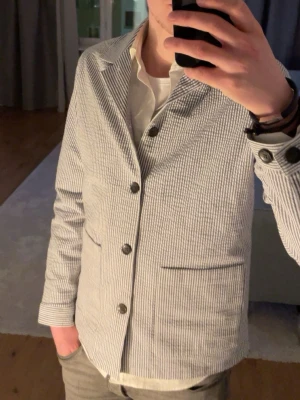 Randig overshirt från John henric  - Snygg overshirt från John henric i vitt och blått med smala ränder. Den är i väldigt bra sick och använd fåtal gånger. Den passar perfekt inför våren! 