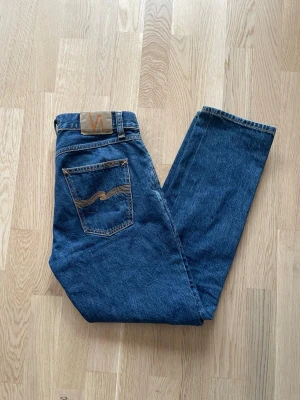 Nudie jeans Gritty Jackson W31 L30 - Jag säljer dom här Nudie jeansen i modellen Gritty Jackson. De är som nya och har bara använt ett fåtal gånger. Nypris låg på 1599kr och jag säljer dessa för 699kr. Tveka inte att höra av er!                                                                                  Mått: Längd=100cm. Midja=43cm
