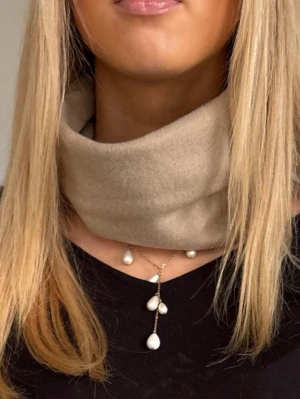 Fleece buff - champange - Beige fleece buff- Champange💛🧡. Handgjorda av vårat uf företag - Beyondbuff. Det finns ett begränsat antal så hör gärna av dig innan du köper🤎Mått: 17 höjd, 27 bredd (rakt över) ‼️obs! Sista beiga buffen‼️‼️