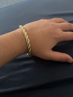 Tjockt tvinnat guldarmband - Armband rostfritt stål 18 k ca 18 cm och 7mm tjockt vatten tålig har haft den i 2 månader 