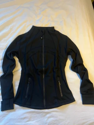 Lululemon Define Jacket - Väldigt fint skick och inga tecken på.. Stär storlek 4 men det är ska vara som storlek XS i lululemon. Måtten är 81cm runt bröst, 62cm runt midja och 88cm runt höft