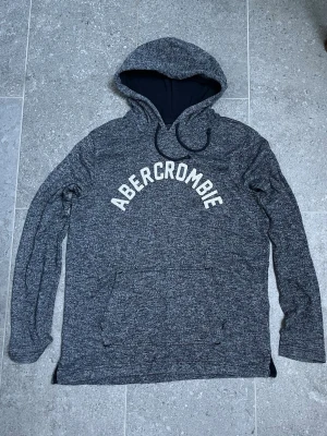Abercrombie & Fitch Hoodie - Hej! Säljer nu denna mysiga Abercrombie & Fitch hoodie för endast 449kr!!!🔥. Hoodien är i tunt och mjukt tyg och är perfekt för soft dag! Skick 8/10✅. Hör av dig vid minsta fundering!!!