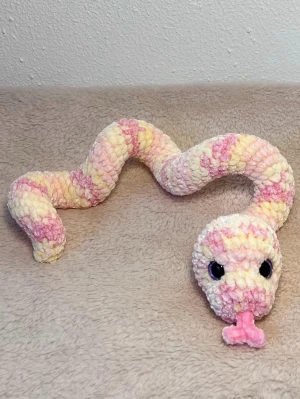 Virkad orm 🐍  - En virkad orm, den är stoppad med fyllnadsvadd och har säkerhetsögon 💗