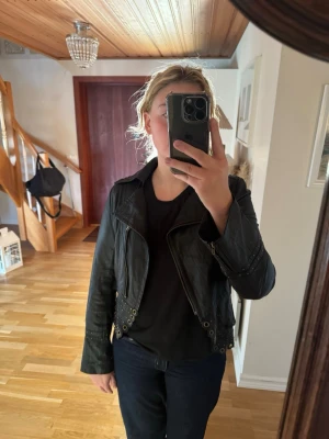 Svart skinnjacka - Svart skinnjacka med coola detaljer, knappast använt. 