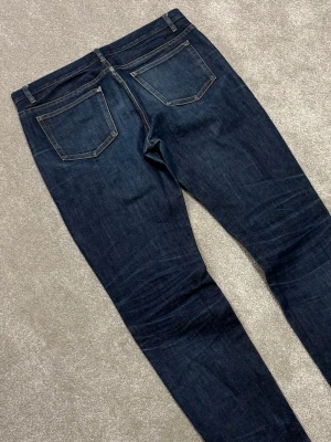 A.P.C Jeans - APC Jeans | Modell: Petite Standard | Skick 9/10 mycket bra | Nypris ca 3000kr | Mitt pris 799kr | Midja: 43,5cm | Ytterbenslängd: 109cm | Benöppning: 17cm | Lår: 29cm | Kom gärna pm vid frågor eller funderingar | Postas eller möts upp i Gävle!