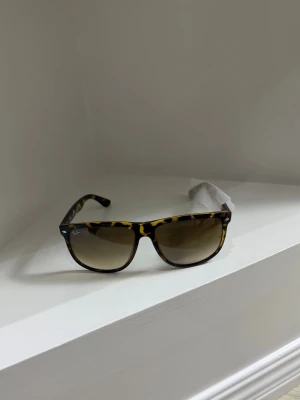 Ray-ban boyfriend solglasögon - Sprillans nya raybans! Bästa investeringen passar till alla årstider! Modell: 4147 710/51! Storlek:60! Vid minsta fundering kontakta oss✔️