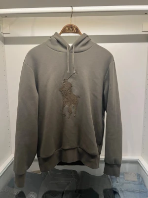 Ralph Lauren hoodie - En helt ny Ralph Lauren hoodie i storlek S herrstorlek! Den är mörkgrön och har 10/10 kvalité!👌 Nypris: ca 2050kr! 💰Skriv om du är i behov av fler bilder!📸 Fråga på vid funderingar! 🖋️ Fraktar alltid senast dagen efter beställning om inte tidigare!📦