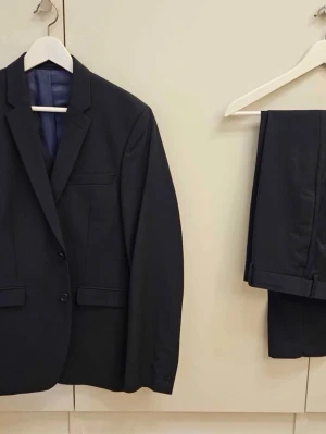 Acne studios kostym i mörkblå - En acne studios kostym i mörkblå som är storlek 48