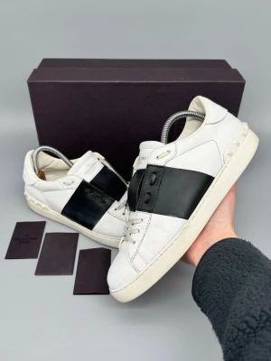 Valentino Open Skor svart | 41 - Valentino Open skor i grymt skick! Storlek 41. Original box samt kort ingår. Självklart äkta! Hör av er vid funderingar 🙌