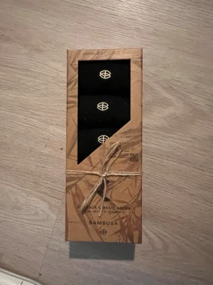 Svarta bambustrumpor från Bambusa - Säljer ett 5-pack svarta klassiska strumpor från Bambusa. Strumporna är unisex och tillverkade i mjukt och miljövänligt bambumaterial. De har en enkel design med diskret logga och passar perfekt till alla tillfällen.