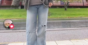 Ljusblåa slitna jeans Zara - Säljer ett par ljusblå jeans med vida ben och stora slitningar vid knäna. Jeansen har klassisk femficksdesign och låg midja, perfekt för en avslappnad och trendig look. Dem e storlek xs/s. Snabb affär!!