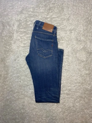 Mörkblåa replay Anbass jeans - Skick 9/10, inga defekter. | Storlek W29 L32| Modell Anbass vilket är slimfit|