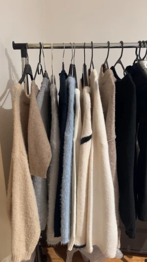  stickade tröjor - Flera stickade tröjor i beige, grått, blått, vitt, svart och brunt. Tröjornas passform varierar och är gjorda i fluffigt, mjukt material. Perfekta för lager på lager och en avslappnad stil. Finns både med rund hals och v-ringning. Fråga gärna om fler bilder/ storlekar! Säljs för 150kr/st