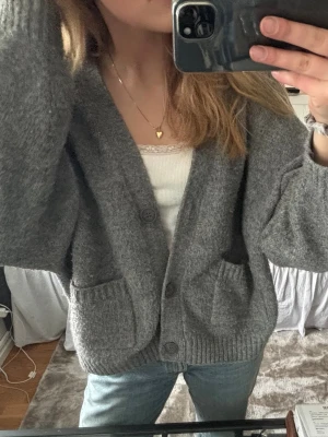 Grå H&M kofta  - Så mysig kofta från H&M i storlek M! Superfin och skön 🤍passar även mindre. Skriv vid frågor! Lite nopprig men inget jag tycker märks av vid användning. 
