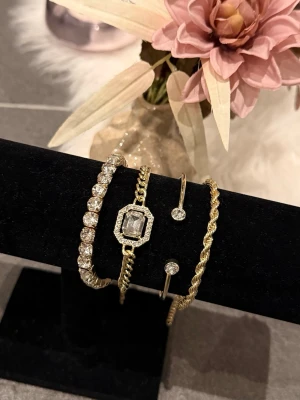 Guld Armband Set - Helt ny aldrig använd. Justerbar. Rostfritt stål.