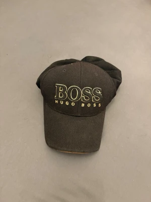 Svart keps från Hugo Boss - Snygg svart keps från Hugo Boss. 