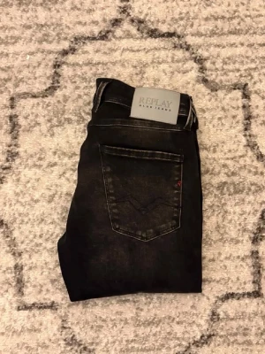 Replay anbass - Säljer ett par Replay anbass i helt nytt skick, köptes för inte jätte länge sen och har används lite, jeansen är i storlek 29/30 och är i ett stretchit material men en slim passform!