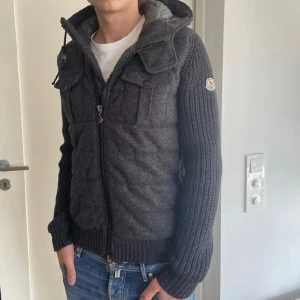 Moncler cardigan - Sällsynt moncler cardigan, köpt från trendsellers hemsida. Storlek M Pris: 4000kr Extremt bra pris