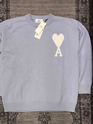 Ami Paris tröja  - Säljer min tröja från Ami Paris, skriv vid frågor, priset är förhandlingsbart och kan skicka direkt efter köpet 😊Passar både män och kvinnor 😃