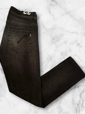 Dondup Jeans George - Dondup Jeans George trendigaste jeansen på marknaden just nu. Nypris ligger runt 4000kr men säljs endast för 849kr. Skick 9,5/10 (Modellen har original slitningar ifrån fabrik vilket är väldigt eftertraktat och populärt just nu)