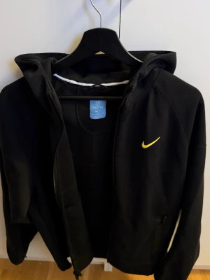 Svart Nocta Nike Hoodie  - Säljer en stilren svart luvtröja av märket Nocta Nike, i storlek M (passar mer som S), normal passform och fint skick. Perfekt till gymmet och vardag! 